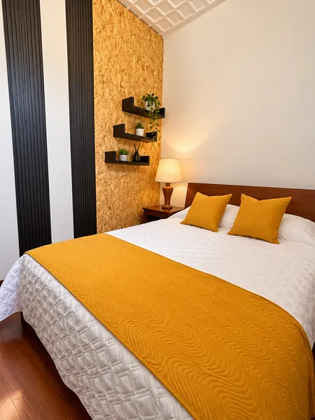 Dormitorio con textiles dorados de Leonor