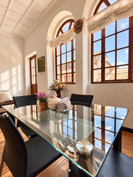 Comedor junto a ventanales arqueados de Leonor