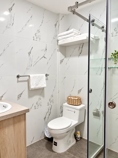 Baño completo con ducha en Leonor