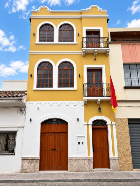 Fachada real de Casa Sucre en Cuenca