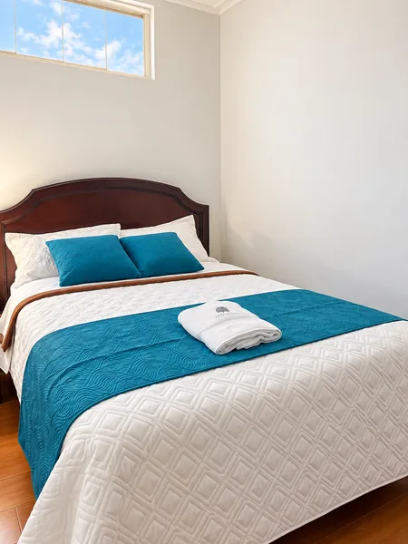 Dormitorio con colcha azul de Sandro